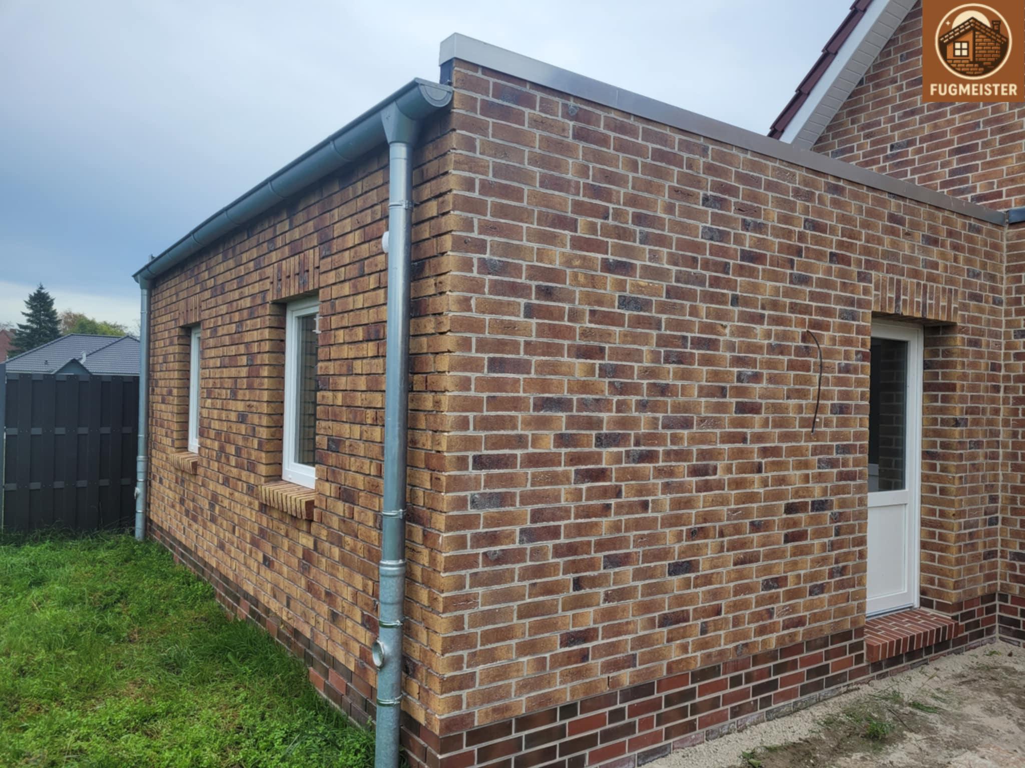 Klinkerfassade eines Anbaus mit strukturierter Eckausführung und sauberer Fugenarbeit